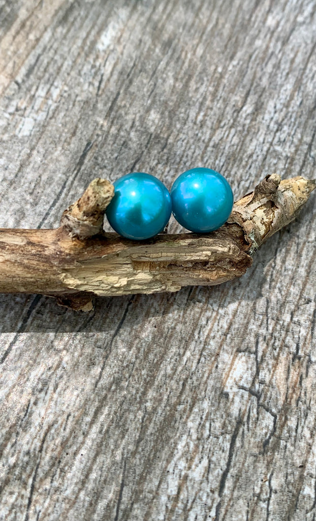 Iris & Lily Freshwater Pearl Stud Earrings