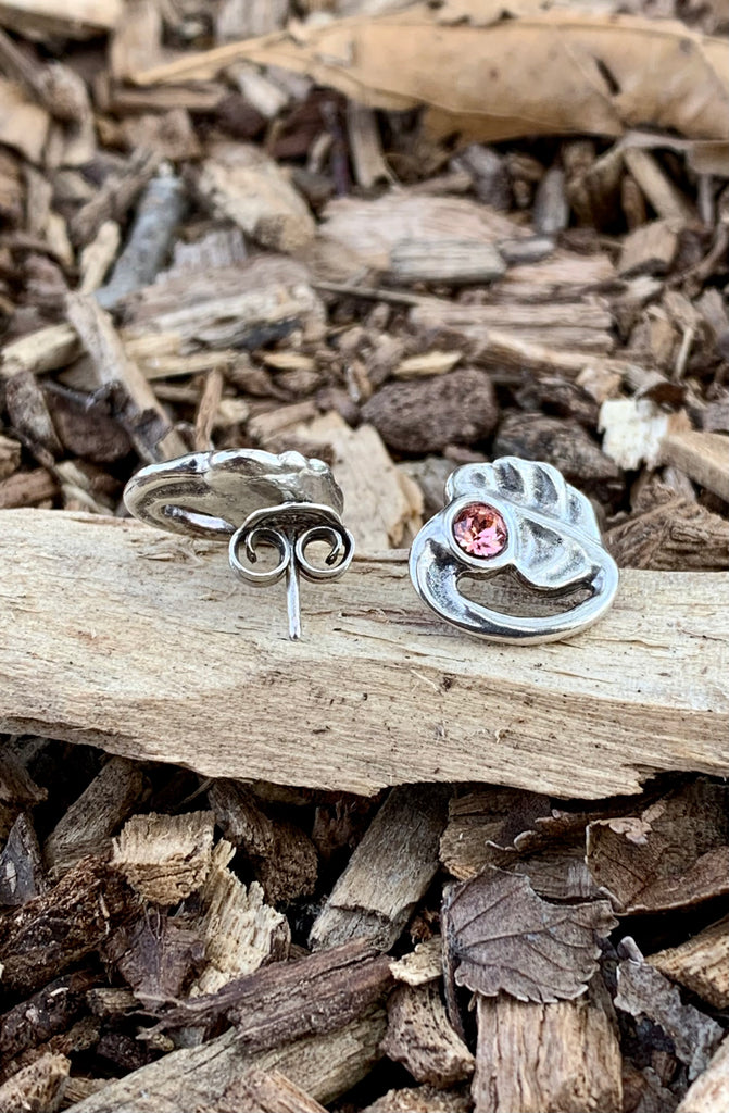 UNODE50 Bezel Set Crystal Hojas Leaves Stud Earrings