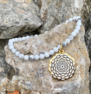 Alex Crown Chakra White Howlite Stretch Beaded Bracelet